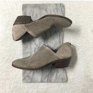 Vince Camuto Low Ankle Heels Size 10 Tan Perforated 
Casual Boho